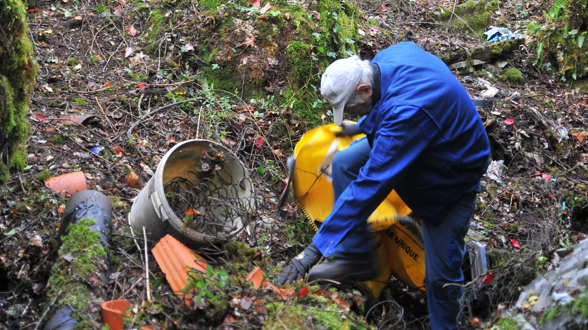 Chantier de dépollution aux phosphatières du château de Couanac