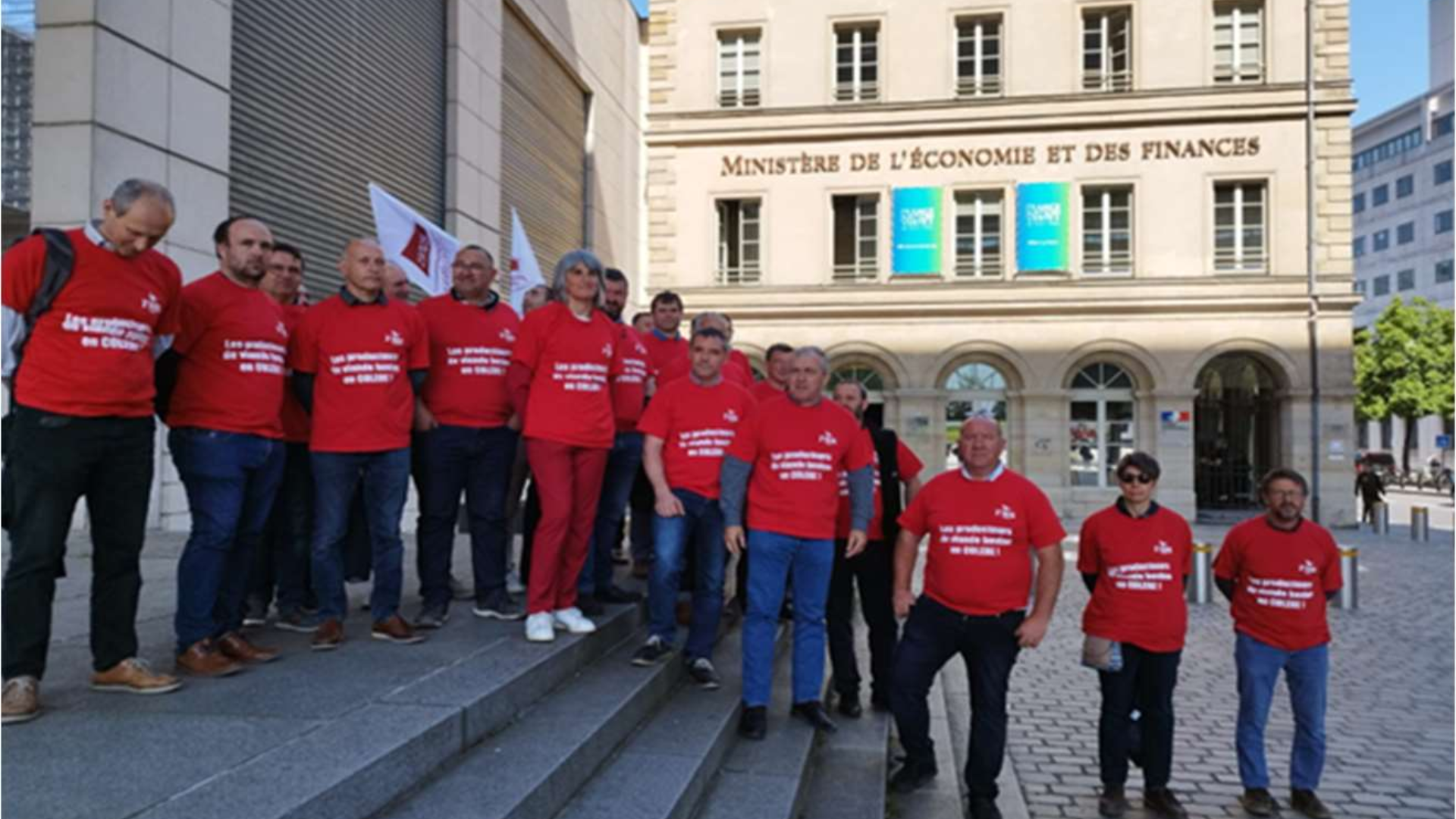 Dénigrement de la viande, rapport de la Cour des Comptes&nbsp;: Action Eleveurs en colère&nbsp;» devant le ministère de l’Economie