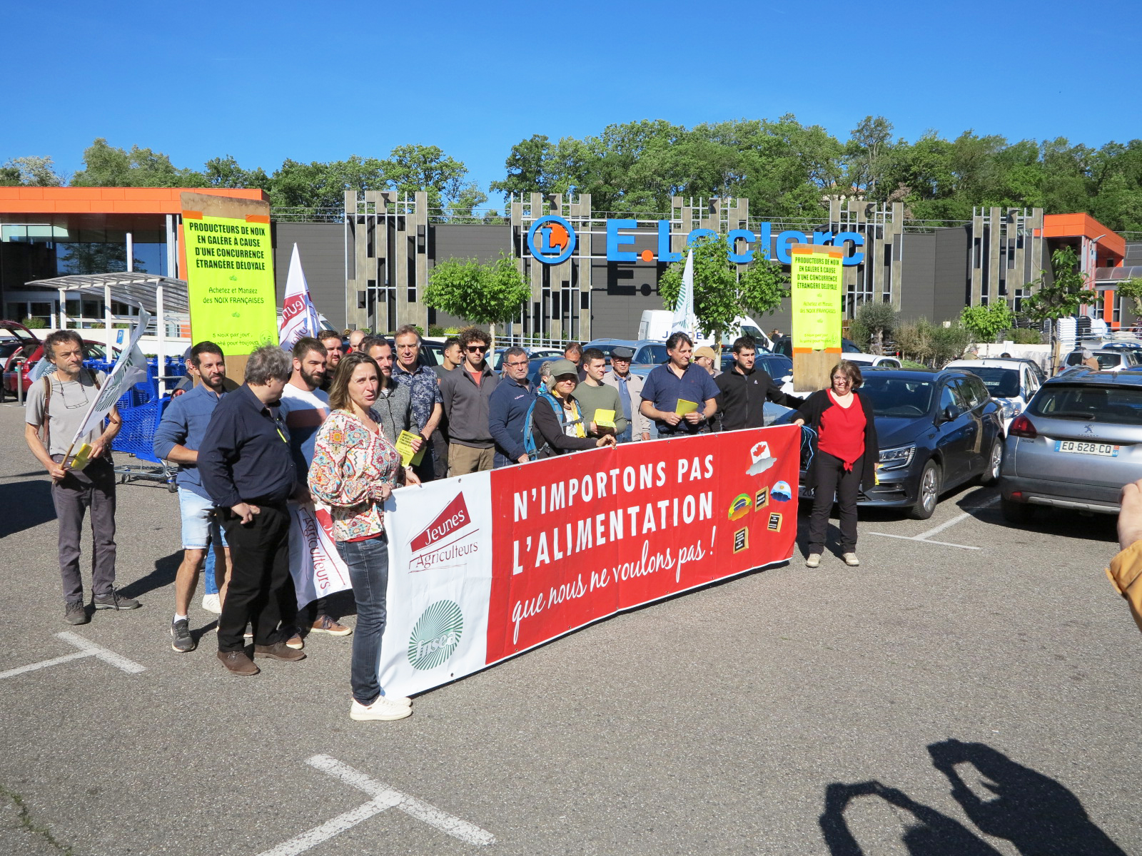 Crise de la noix&nbsp;: Les producteurs contrôlent les magasins et rencontrent la Préfète