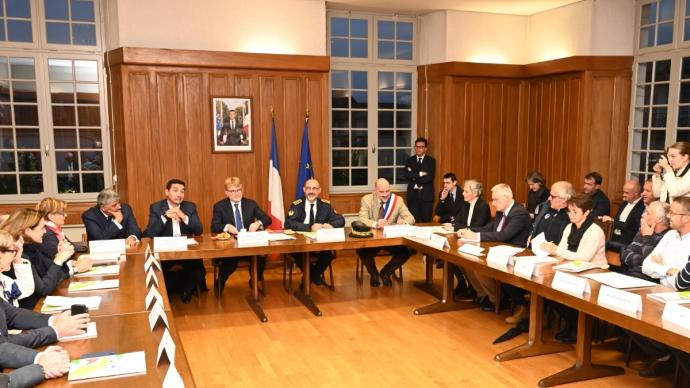 MHE&nbsp;: Marc Fesneau rencontre les éleveurs de bovins impactés par la maladie et confirme le soutien de l’État