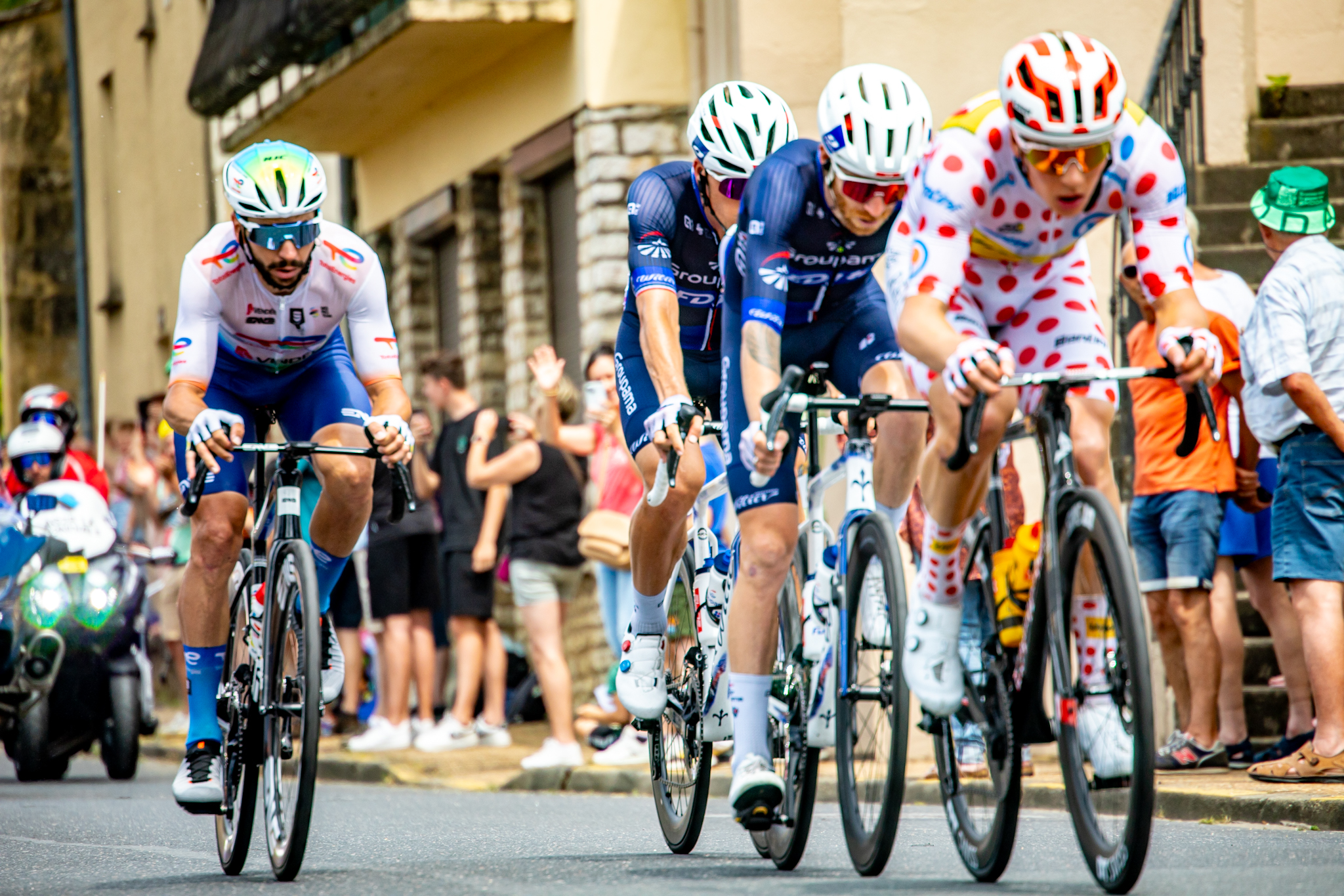 Le Tour de France en Visite à Gourdon&nbsp;: Une Vitrine pour les Produits de Qualité du Lot