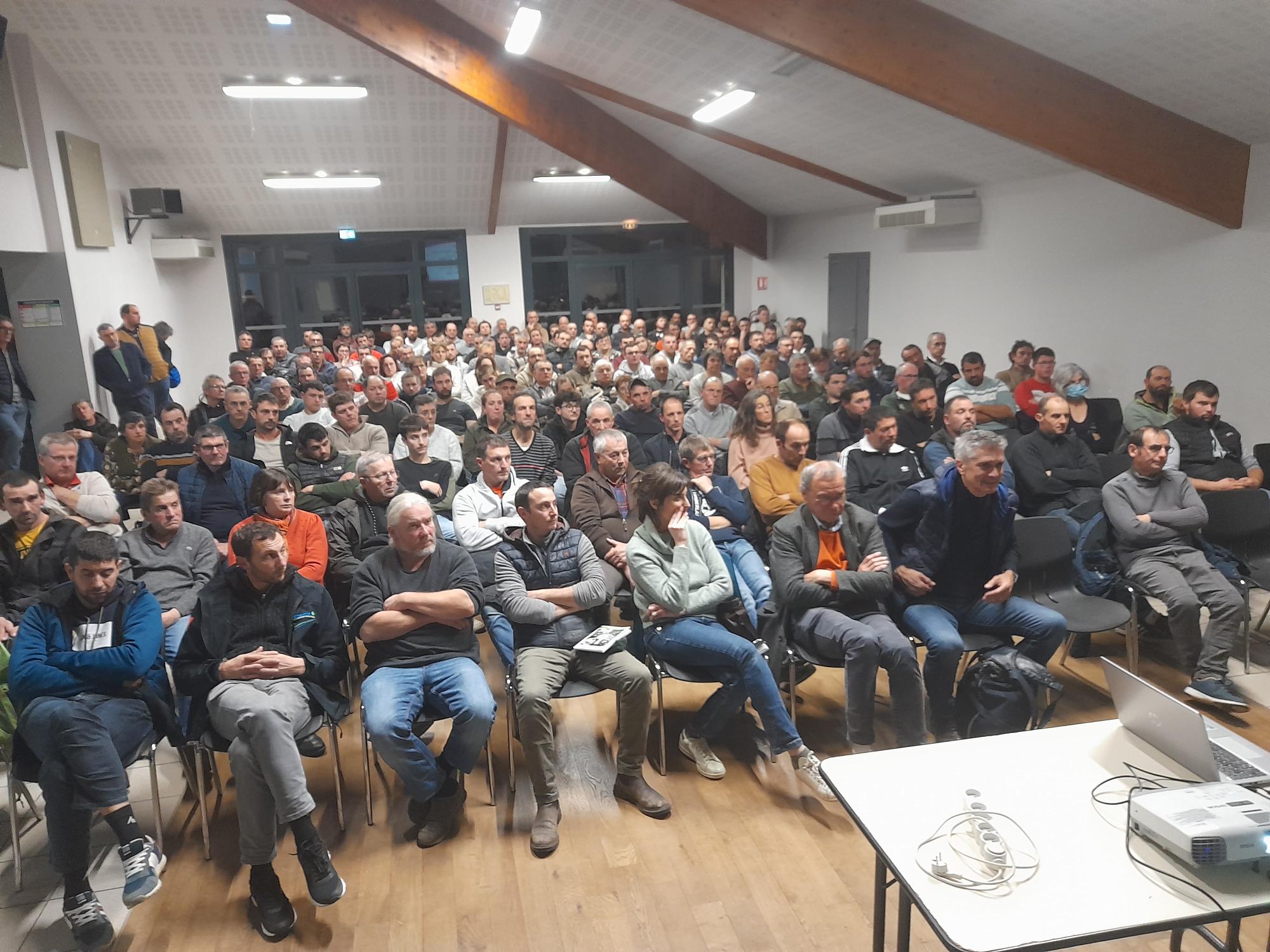 Labathude&nbsp;: 200 éleveurs mobilisés pour comprendre la DNC et ses enjeux